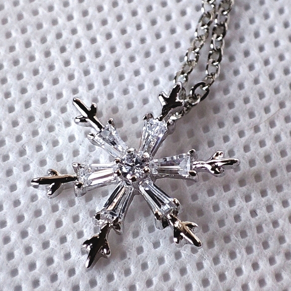 SNOWFLAKE Cubic Zirconia Brilliant Clear Stones Silver Tone Link Chain Necklace - Picture 1 of 9